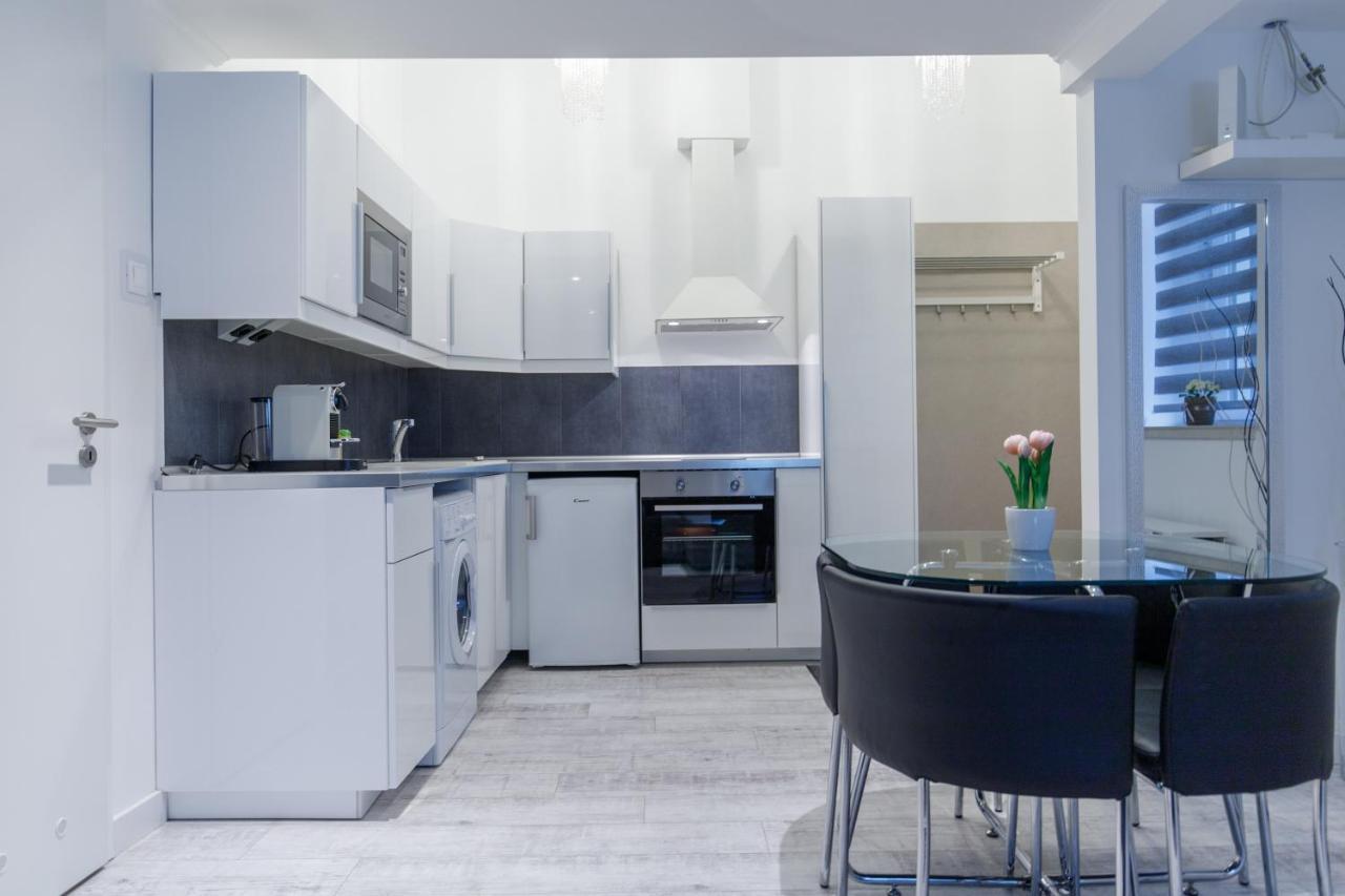 Sleek Minimalist Studio At Inner City Budapeste Exterior foto