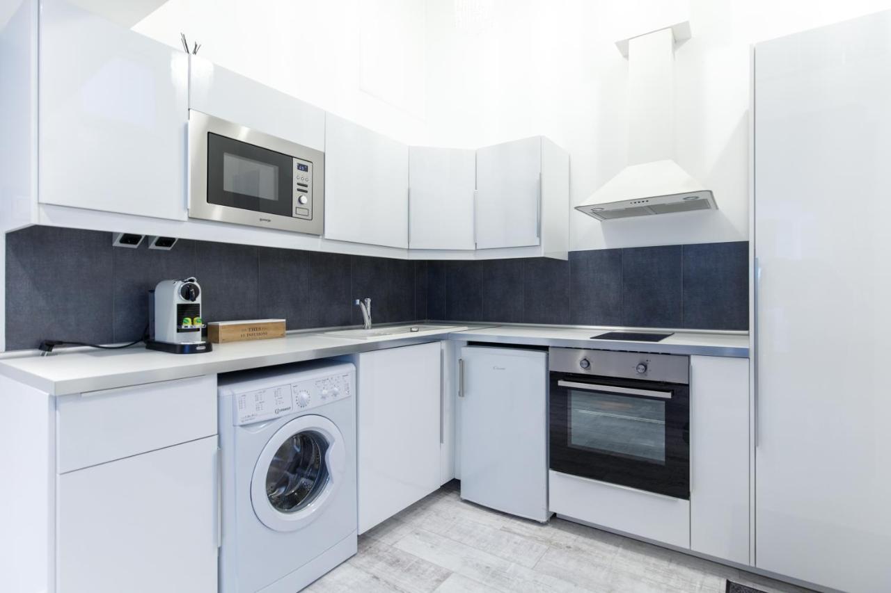 Sleek Minimalist Studio At Inner City Budapeste Exterior foto