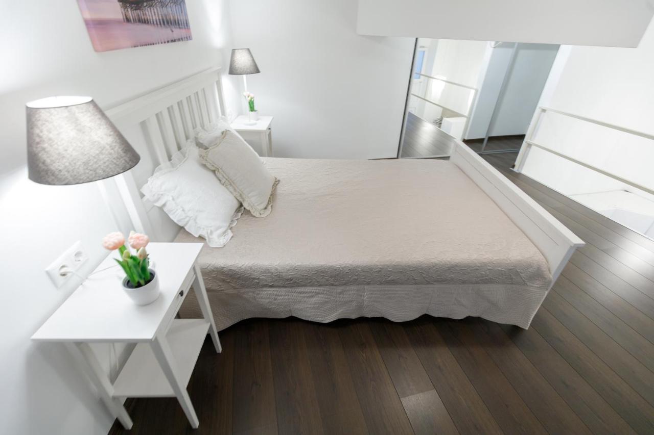 Sleek Minimalist Studio At Inner City Budapeste Exterior foto