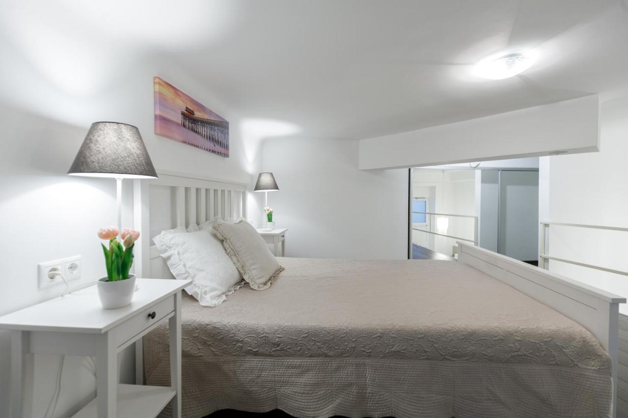 Sleek Minimalist Studio At Inner City Budapeste Exterior foto