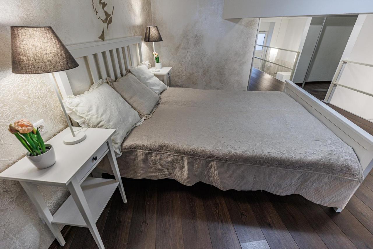 Sleek Minimalist Studio At Inner City Budapeste Exterior foto