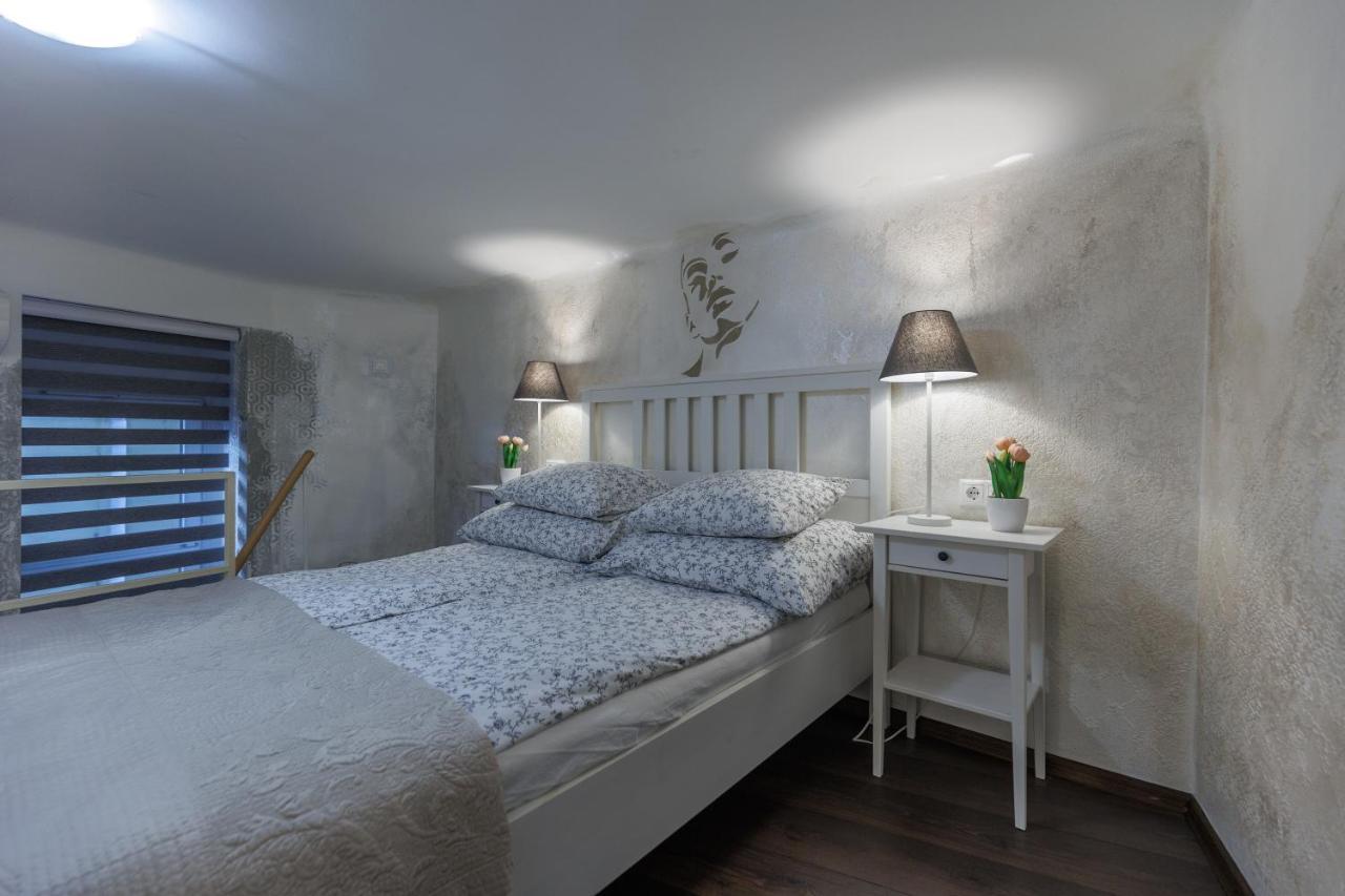 Sleek Minimalist Studio At Inner City Budapeste Exterior foto