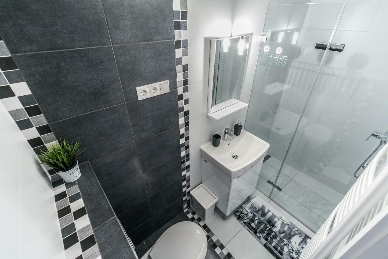 Sleek Minimalist Studio At Inner City Budapeste Exterior foto